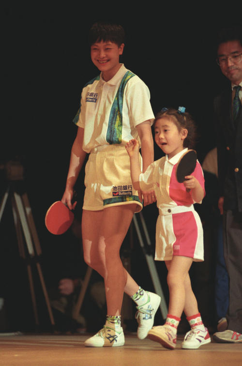 小山ちれ(左)の金メダル祝賀会で対戦した福原愛(右)(1994年12月12日撮影)