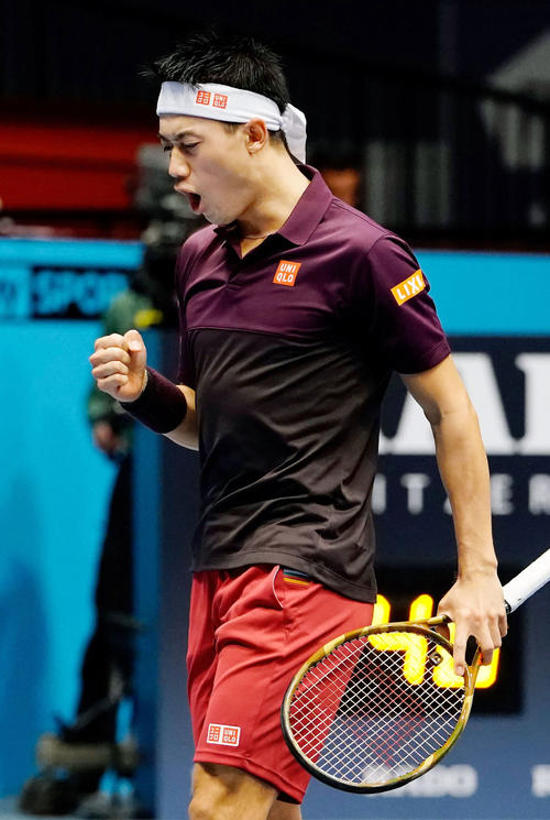 フランシス・ティアフォーと対戦し、第1セットでガッツポーズする錦織圭（共同）