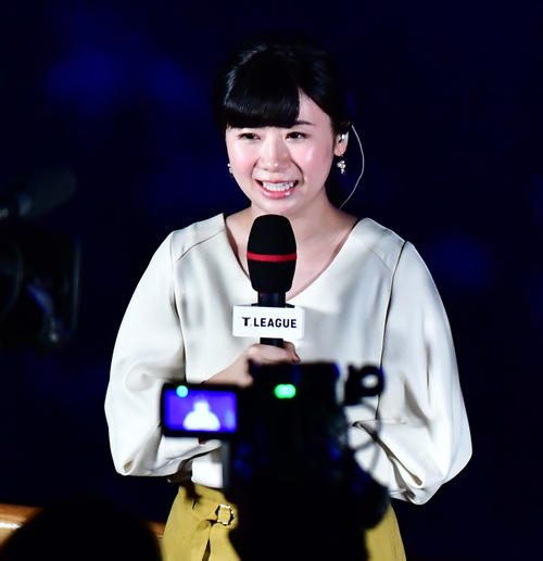 彩たま対東京の前に行われた開幕セレモニーを実況する福原愛さん（撮影・小沢裕）