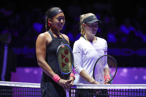 試合前の大坂とケルバー(AP)