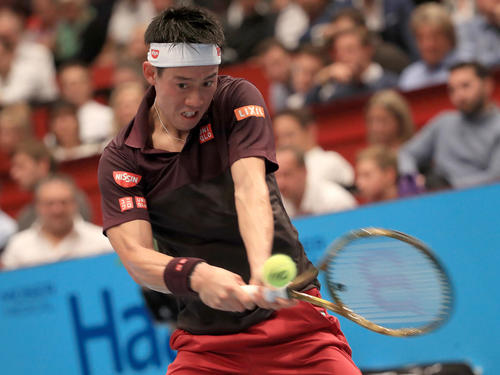 男子シングルス決勝　アンダーソンにリターンを放つ錦織圭（撮影・PIKO）