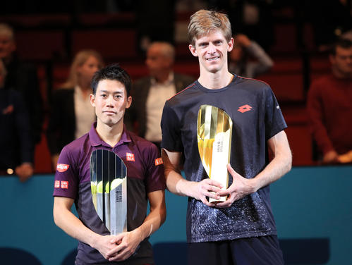 男子シングルス決勝　表彰式で悔しそうな表情を見せる準優勝の錦織圭（左）。右は優勝したケビン・アンダーソン（撮影・PIKO）