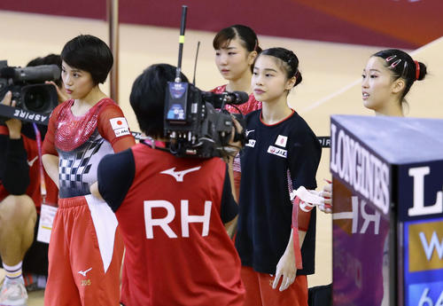 女子団体総合決勝の演技を終え、厳しい表情の村上茉愛(左端)ら(共同)