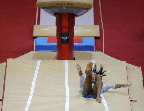 着地でミスしたシモーン・バイルス（AP）