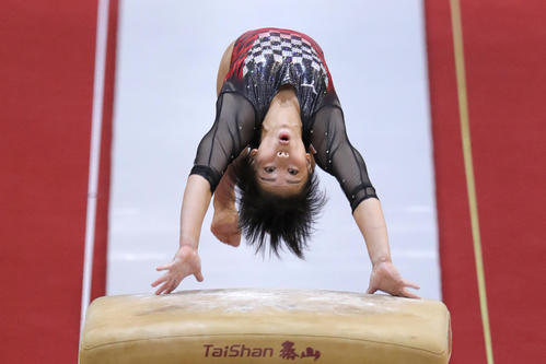 跳馬の演技を行う村上（AP）