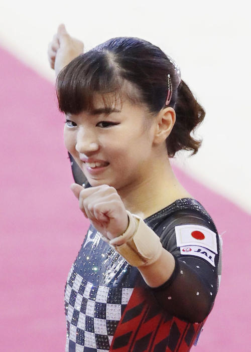 床運動を終え、ガッツポーズする寺本明日香（共同）