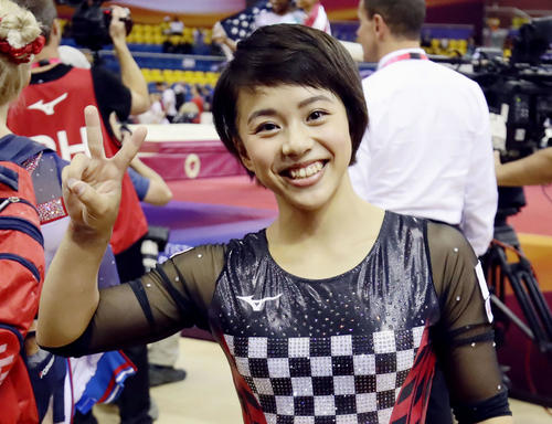 女子個人総合で銀メダルを獲得し、笑顔の村上茉愛（共同）