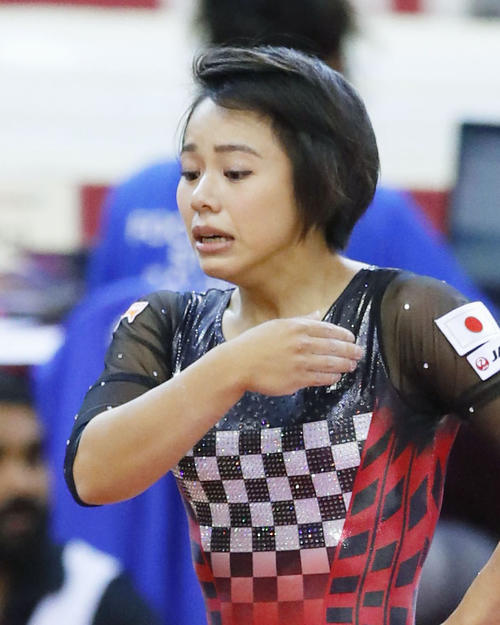 床運動を終え、感極まった表情を見せる村上茉愛（共同）