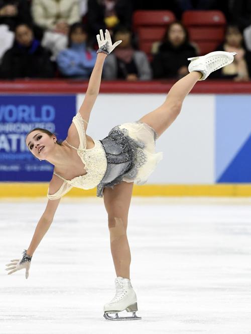 女子SPで1位発進したザギトワ（AP)