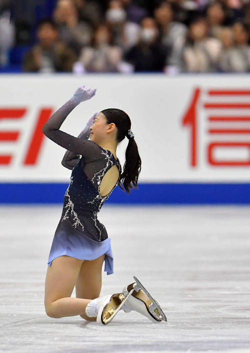 FSで完璧な演技を披露しガッツポーズする紀平梨花（撮影・上田博志）＝2018年11月10日、広島グリーンアリーナ