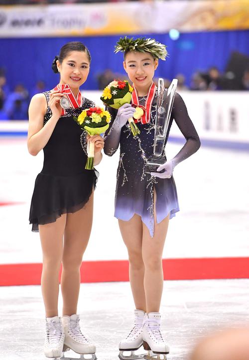 フィギュアNHK杯を優勝した紀平梨花（右）はトロフィーを手に笑顔を見せる。左は2位の宮原知子（撮影・上田博志）＝2018年11月10日、広島グリーンアリーナ