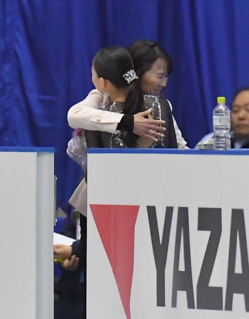 フィギュアNHK杯を優勝し浜田美栄コーチと抱き合って喜ぶ紀平梨花（撮影・上田博志）＝2018年11月10日、広島グリーンアリーナ