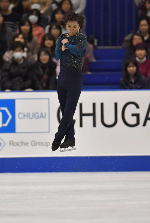 FSでジャンプを決める宇野昌磨（撮影・上田博志）＝2018年11月10日、広島グリーンアリーナ
