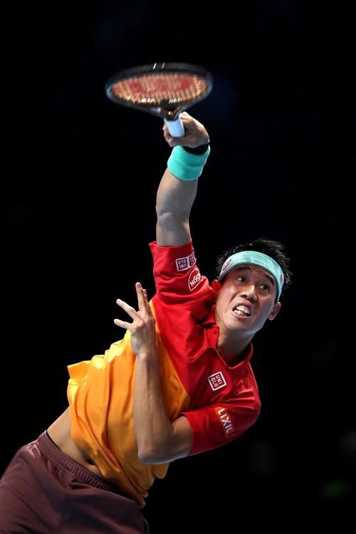 ケビン・アンダーソンと対戦し、サーブする錦織圭=ロンドン(ゲッティ=共同)