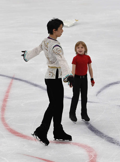 17年10月、GPロシア杯での男子フリーの演技を終えた羽生を見つめるフラワーキッズ