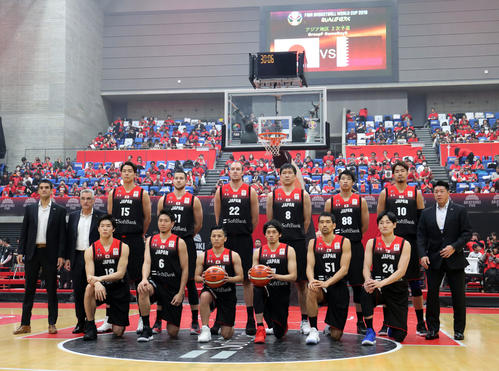 日本対カタール 試合前集合写真に納まる日本の選手たち(撮影・垰建太)