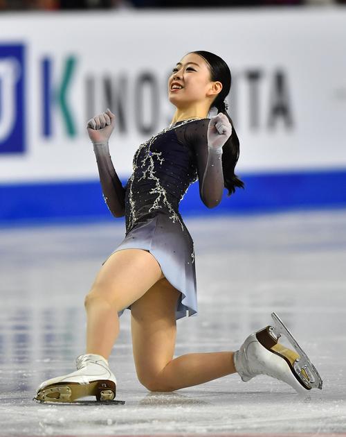 グランプリファイナル女子フリーの演技を終え、笑顔を見せる紀平（撮影・菅敏）