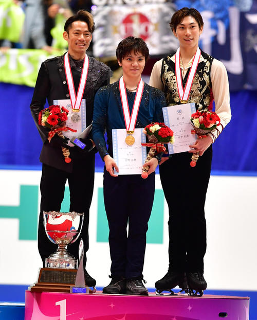 男子フリー表彰を受け記念撮影を行う優勝の宇野（中央）、左は2位高橋、右は3位田中（撮影・清水貴仁）