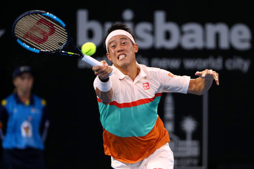 男子シングルス決勝で必死にボールを追う錦織（ロイター）