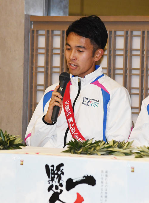 天皇盃第24回全国男子駅伝 アンカーの福島県・相沢晃がゴールし天皇盃第24回全国男子駅伝を制しレース後会見をする(撮影・奥田泰也)