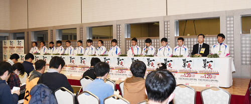 天皇盃第24回全国男子駅伝 優勝を決めた福島県の選手と関係者はレース後会見をする(撮影・奥田泰也)