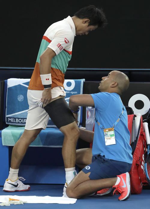 負傷した右太ももの治療を受ける錦織（AP）
