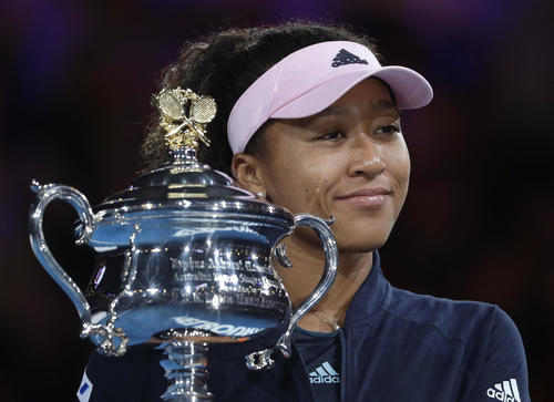 全豪ＯＰを制し優勝のメモリアルカップを手に笑顔の大坂なおみ（AP）