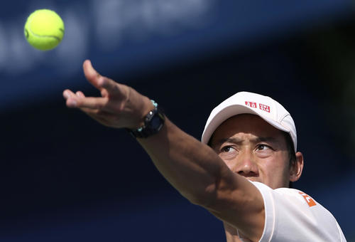 トスを上げる錦織（AP）