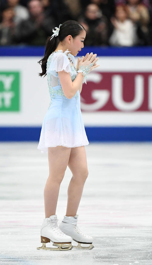 女子SPの滑りを終え悔しがる紀平(撮影・鈴木みどり)