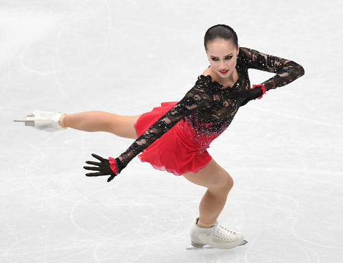 女子フリーで演技をするザギトワ（撮影・山崎安昭）