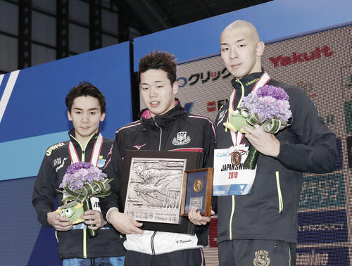男子400メートル自由形表彰式　優勝した吉田（中央）2位の江原（左）3位の宮本（撮影・河田真司）