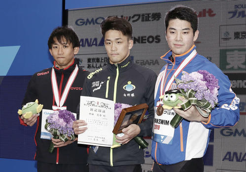 男子50メートルバタフライ表彰式　優勝した井田（中央）2位の川本（左）3位の水沼（撮影・河田真司）