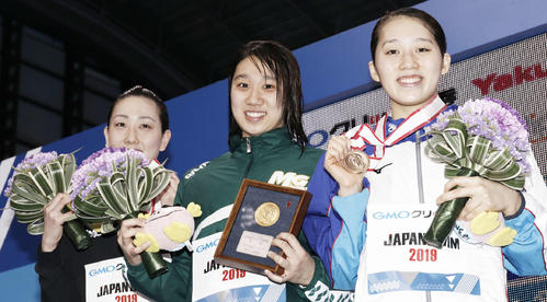 女子400メートル自由形表彰式　優勝した難波（中央）2位の五十嵐（左）3位の佐藤（撮影・河田真司）