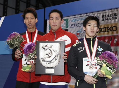 男子100メートル平泳ぎ表彰式 優勝した小関也朱篤(中央)2位の渡辺一(左)3位の渡辺隼(撮影・河田真司)