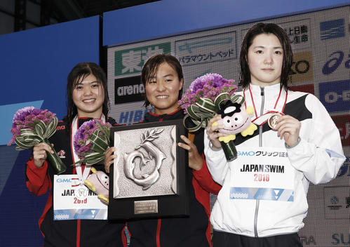 女子100メートル個人バタフライ表彰式 優勝した牧野(中央)2位の長谷川(左)3位の平山(撮影・河田真司)