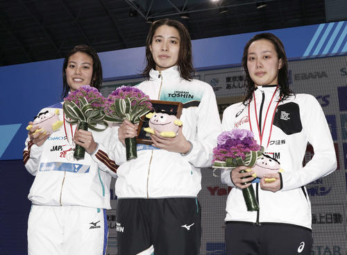 女子200メートル個人メドレー表彰式 優勝した大橋(中央)2位の大本(左)3位の今井(撮影・河田真司)