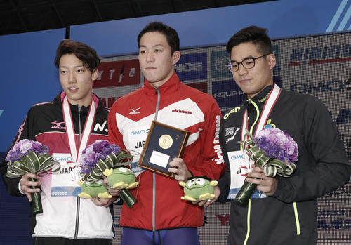 男子50メートル平泳ぎ表彰式 優勝の小関(中央)2位の塩入(左)3位の新山(撮影・河田真司)