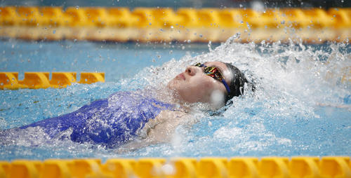 女子100メートル背泳ぎ決勝で力泳する酒井（撮影・河田真司）