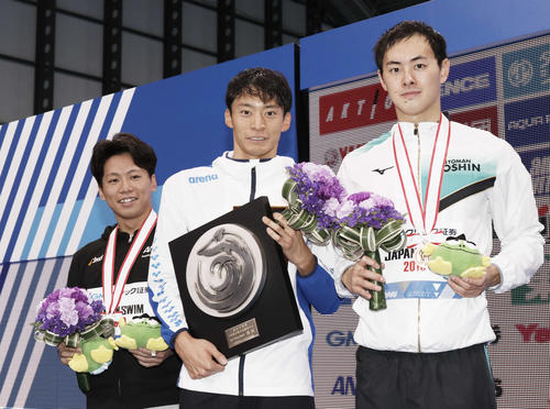 男子100メートル背泳ぎ表彰式 優勝の入江(中央)2位の松原(左)3位の金子(撮影・河田真司)