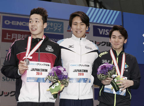 男子200メートル自由形表彰式　優勝の松元（中央）2位の吉田（左）3位の江原（撮影・河田真司）