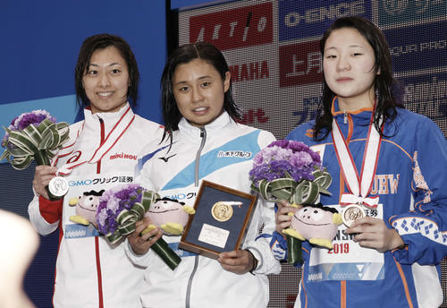 女子100メートル平泳ぎ表彰式　優勝の関口（中央）2位の鈴木（左）3位の深沢（撮影・河田真司）
