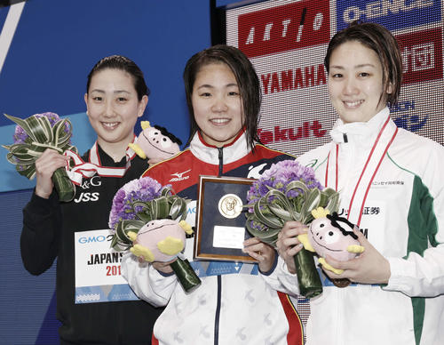 女子200メートル自由形表彰式　優勝の白井（中央）2位の五十嵐（左）3位の青木智（撮影・河田真司）