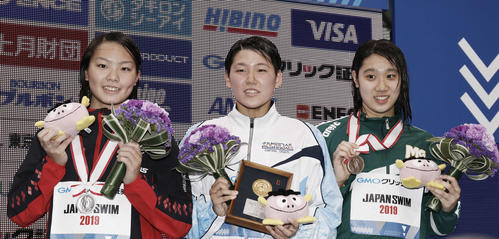 女子1500メートル自由形表彰式　優勝の小堀（中央）2位の森山（左）3位の難波（撮影・河田真司）