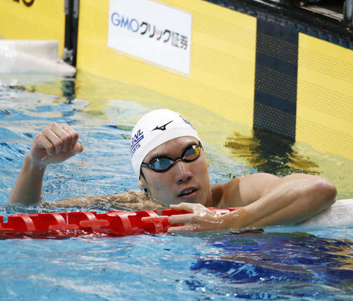 男子200メートル自由形決勝で優勝し、観客席に向かいガッツポーズする松元(撮影・河田真司)