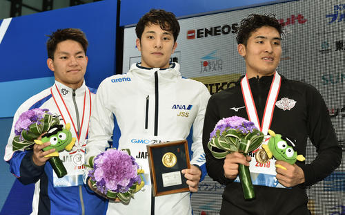 男子200メートルバタフライ表彰式で記念撮影する優勝の瀬戸(中央)。左は2位の寺田。右は3位の幌村(撮影・滝沢徹郎)