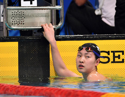 女子50メートル背泳ぎで優勝するもさえない表情の酒井(撮影・滝沢徹郎)