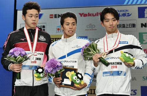 男子800メートル自由型で優勝した平井(中央)は表彰式で記念撮影する。左は2位の吉田。右は3位の竹田(撮影・滝沢徹郎)