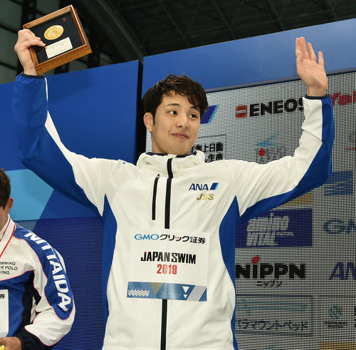 男子200メートルバタフライで優勝しポーズを決める瀬戸(撮影・滝沢徹郎)