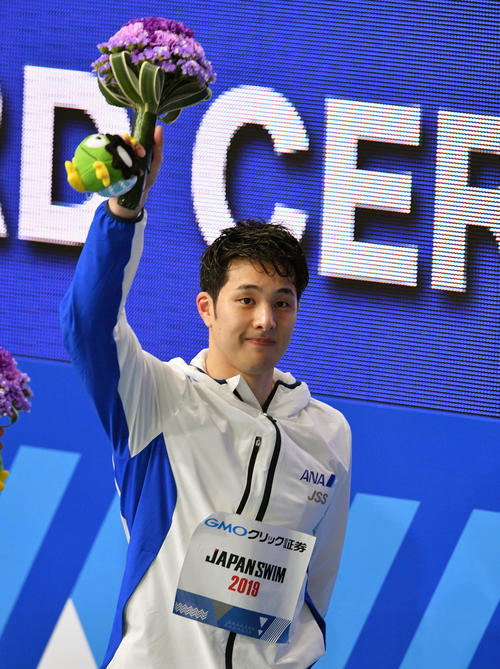 男子200メートル個人メドレーで優勝し観客の声援に応える瀬戸(撮影・滝沢徹郎)