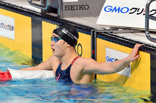 女子100メートル自由型決勝を終え記録を確認する青木(撮影・滝沢徹郎)